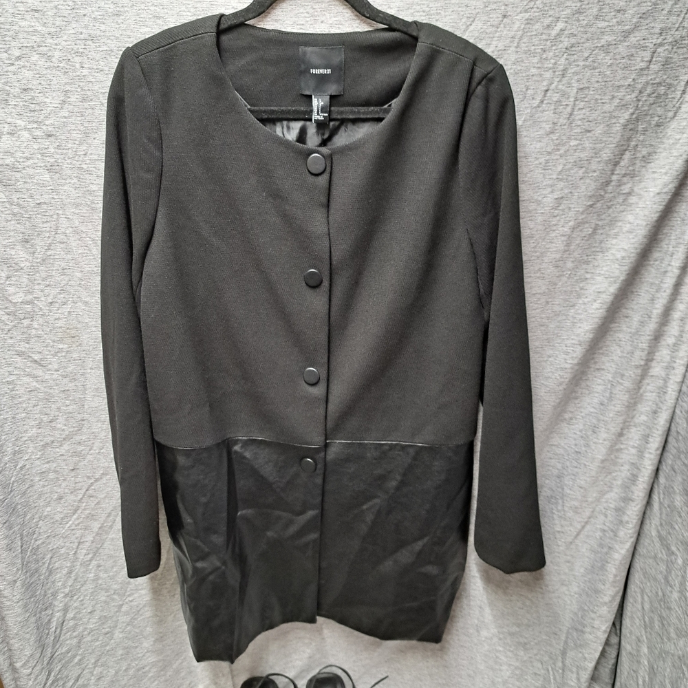 Women's trench coat 2 tone faux leather and polyester button-down size Large guc